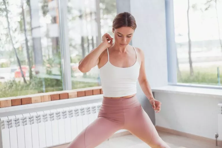 femme faisant du sport à l'intérieur pour rester en forme